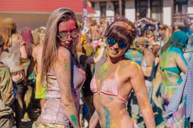 Bir grup genç insan renkli holi toz atma.