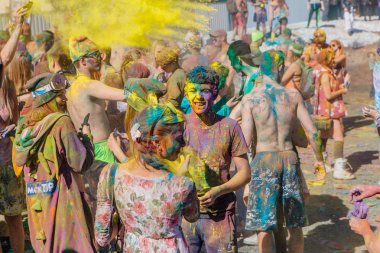 Bir grup genç insan renkli holi toz atma.