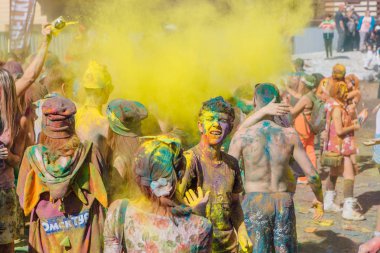 Bir grup genç insan renkli holi toz atma.