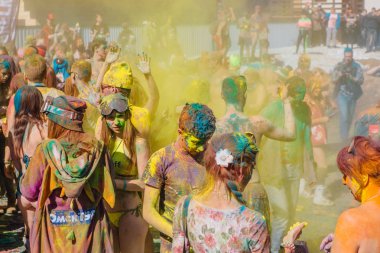 Bir grup genç insan renkli holi toz atma.