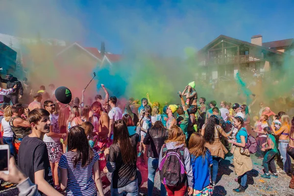 Bir grup genç insan renkli holi toz atma.