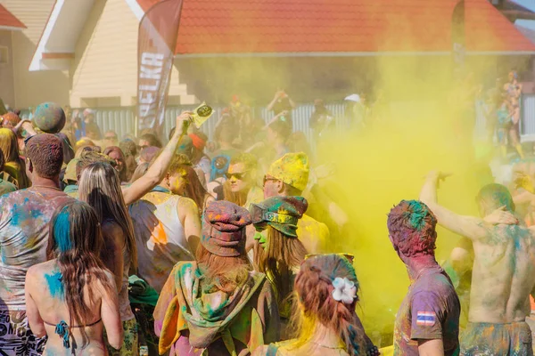 Un grupo de jóvenes lanzando coloridos polvos de holi . — Foto de Stock