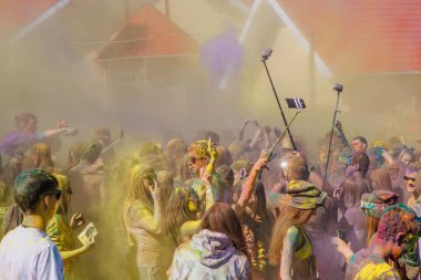 Bir grup genç insan renkli holi toz atma.