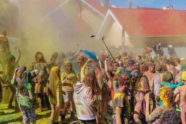 Bir grup genç insan renkli holi toz atma.