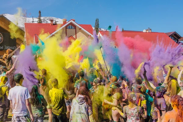 A group of a young people throwing colorful holi powder. — Stock Photo, Image