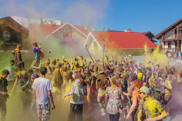 A group of a young people throwing colorful holi powder. — Stock Photo, Image