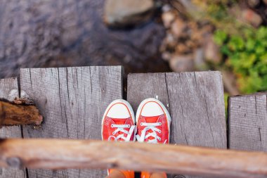 Kırmızı spor ayakkabı ayakkabı