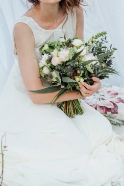 Gelinin elinde düğün buketi.
