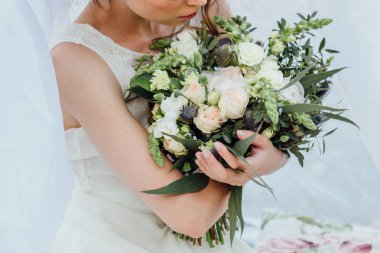 Gelinin elinde düğün buketi.