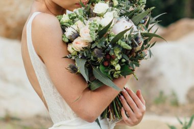 Gelinin elinde düğün buketi.