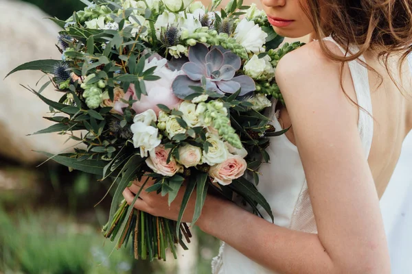 Wedding bouquet in bride's hands. — Stock Photo, Image