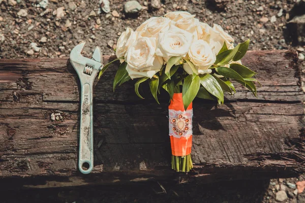 Chave ajustável e buquê de casamento — Fotografia de Stock