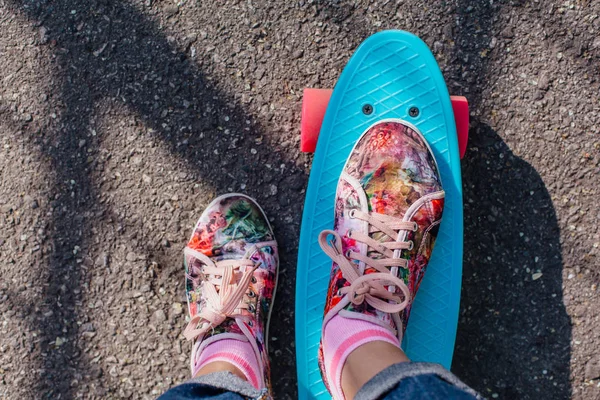 Close-up de pés em azul penny skate board com rodas pinl . — Fotografia de Stock