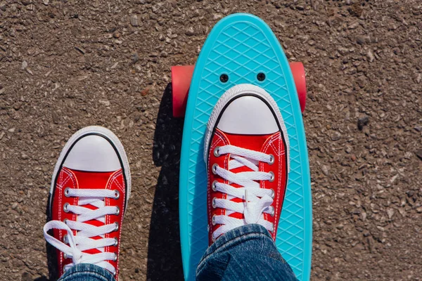 Detailní záběr nohou na blue penny skateboard s koly pinl. — Stock fotografie