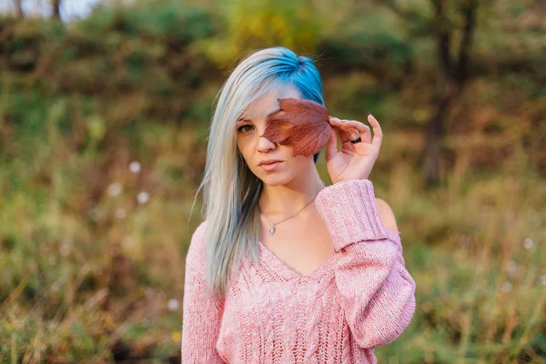 Retrato de una hermosa joven en el bosque de otoño . — Foto de Stock