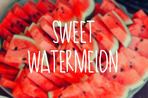 Plakjes verse rijpe rode watermeloenen wazig achtergrond. — Stockfoto