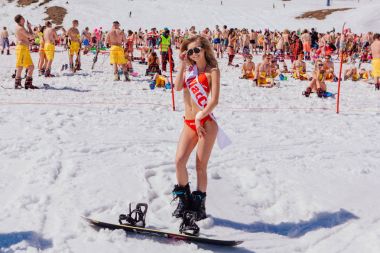 Renkli bikini bir snowboard üzerinde genç mutlu güzel kadınlar.
