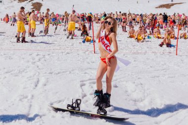 Renkli bikini bir snowboard üzerinde genç mutlu güzel kadınlar.