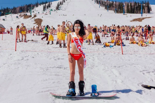 Renkli bikini bir snowboard üzerinde genç mutlu güzel kadınlar.