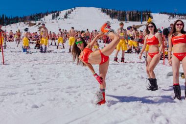 Grup genç mutlu güzel kadını renkli bikini bir snowboard üzerinde.