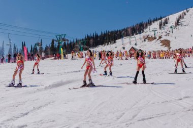 Grup genç mutlu güzel kadını bayrakları ile renkli bikini bir snowboard üzerinde.