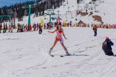 Grup genç mutlu güzel kadını bayrakları ile renkli bikini bir snowboard üzerinde.