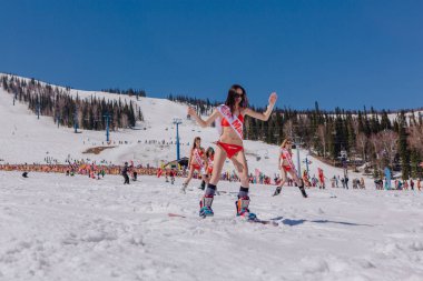 Grup genç mutlu güzel kadını bayrakları ile renkli bikini bir snowboard üzerinde.