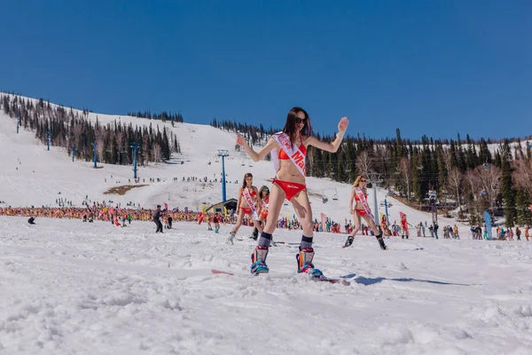 Grup genç mutlu güzel kadını bayrakları ile renkli bikini bir snowboard üzerinde.