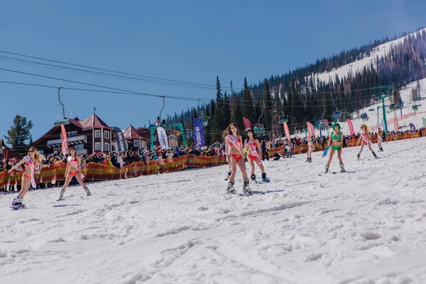 Grup genç mutlu güzel kadını bayrakları ile renkli bikini bir snowboard üzerinde.