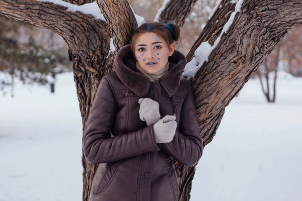 Zimowe portret dziewczynki z gwiazdami na twarz — Zdjęcie stockowe