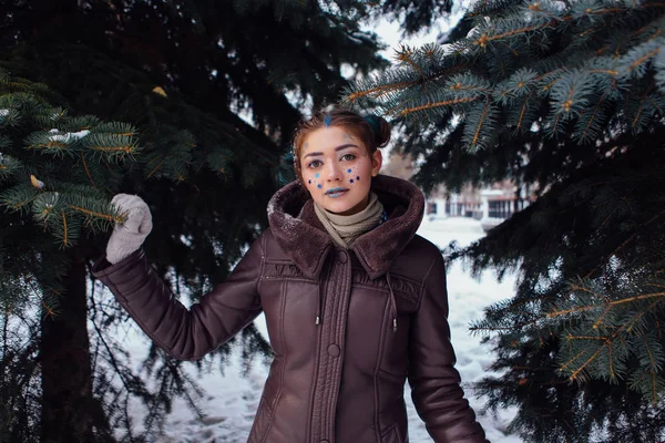 Retrato de inverno de uma menina com estrelas no rosto — Fotografia de Stock