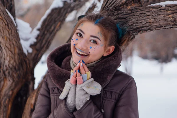Zimowe portret dziewczynki z gwiazdami na twarz — Zdjęcie stockowe