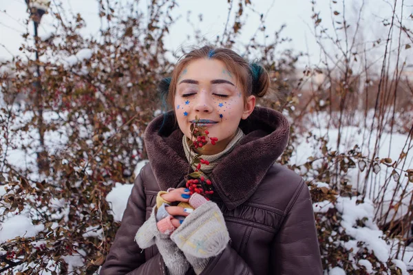 Ritratto invernale di una ragazza con le stelle sul viso — Foto Stock