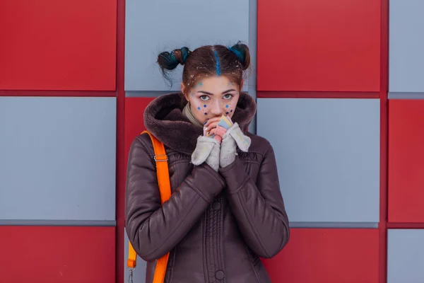 Χειμώνα πορτρέτο ενός κοριτσιού με αστέρια στο πρόσωπό — Φωτογραφία Αρχείου