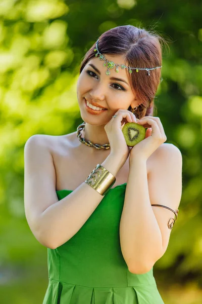Красива азіатська жінка з ківі — стокове фото