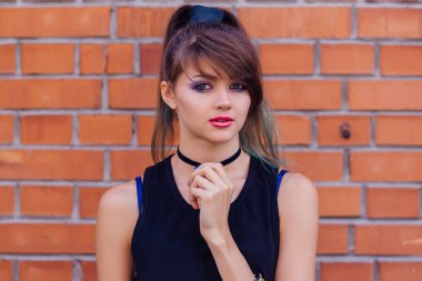 Renkli makyaj ile genç güzel kız