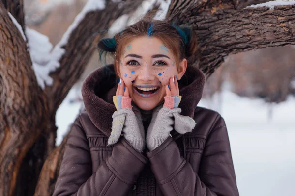 Retrato de invierno de una chica con estrellas en la cara —  Fotos de Stock