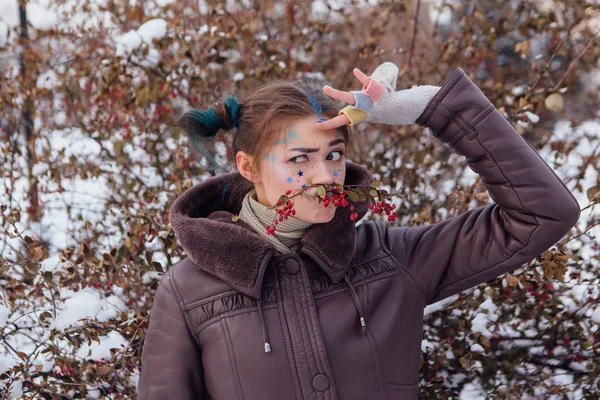 Yıldız yüzünde bir kızla kış portresi