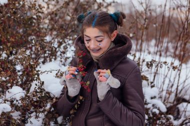 Yıldız yüzünde bir kızla kış portresi