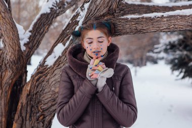 Yıldız yüzünde bir kızla kış portresi