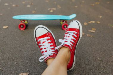 Ayak ve mavi kuruş kaymak kurulu pembe tekerlekli yakın çekim.