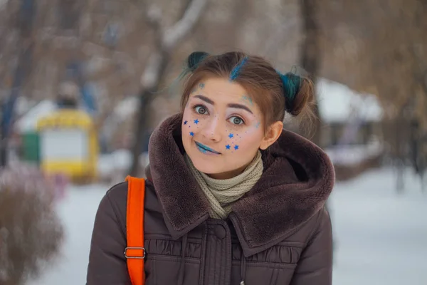 Retrato de inverno de uma menina com estrelas no rosto — Fotografia de Stock