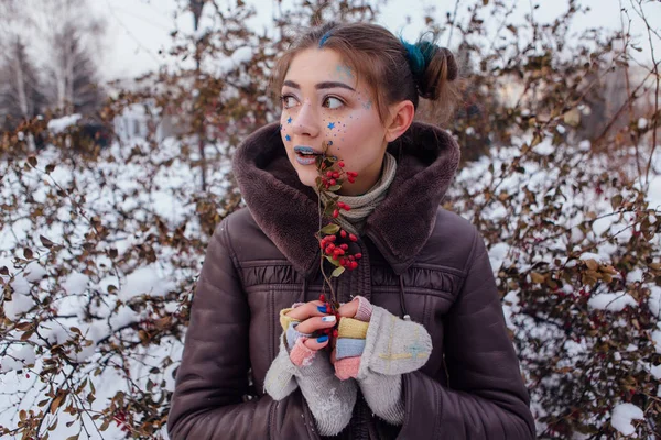 Zimowe portret dziewczynki z gwiazdami na twarz — Zdjęcie stockowe