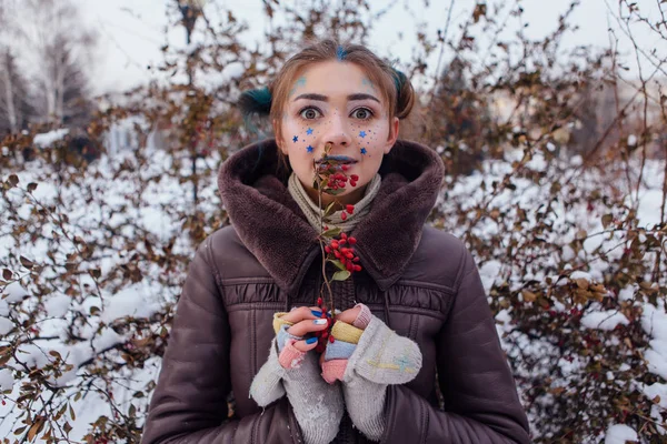 Зимний портрет девушки со звездами на лице — стоковое фото