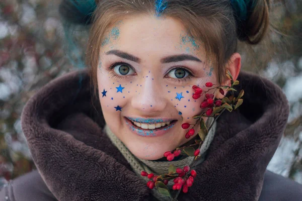 Vinter porträtt av en flicka med stjärnor på ansiktet — Stockfoto