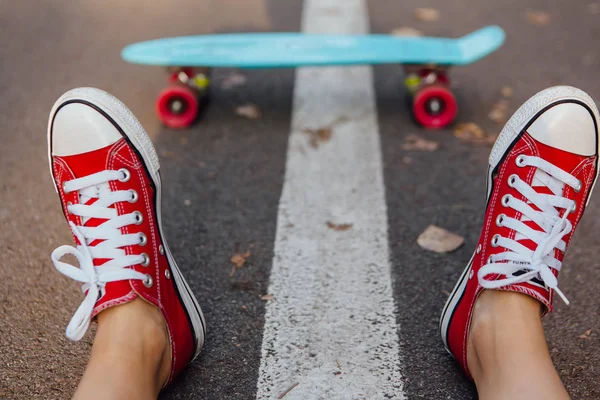 Primo piano di piedi e penny skate board blu con ruote rosa . — Foto Stock