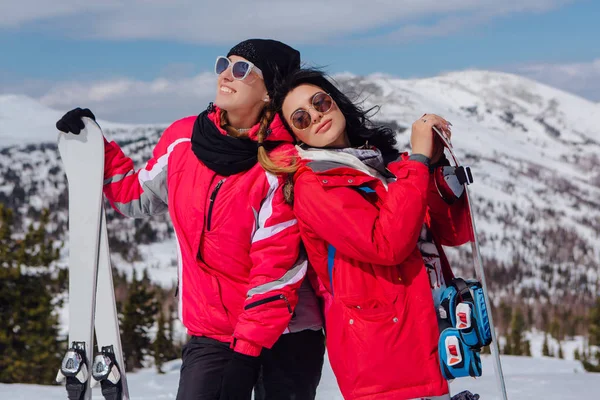 Kayak ve snowboard 2 youn kadınla