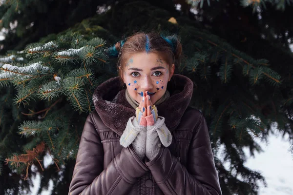 Zimowe portret dziewczynki z gwiazdami na twarz — Zdjęcie stockowe