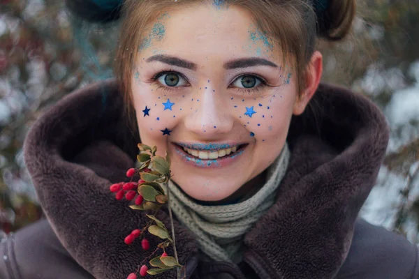 Retrato de invierno de una chica con estrellas en la cara — Foto de Stock