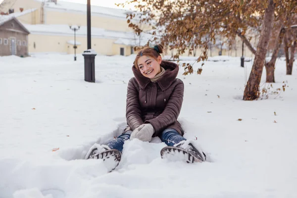 Retrato de inverno de uma menina com estrelas no rosto — Fotografia de Stock